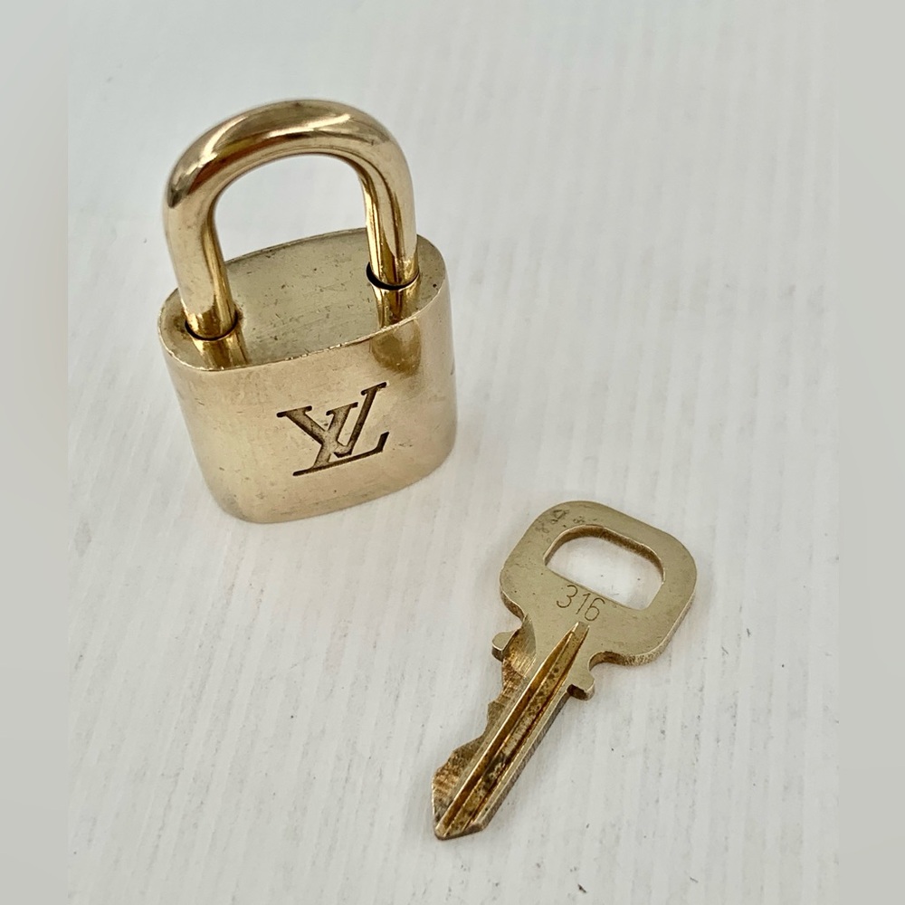 🌹New Listing🌹Authentic EUC Louis Vuitton Lock and Key #316